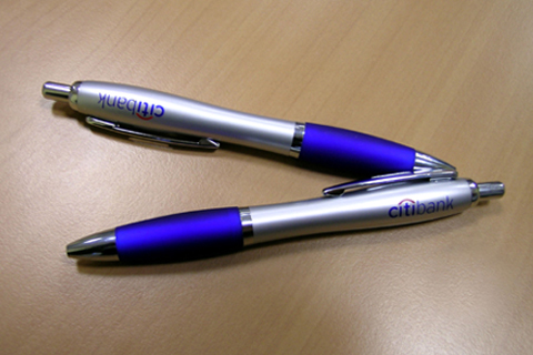 Пластиковые ручки с логотипом компании Дизайн и нанесение