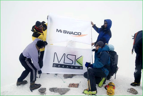 Флаг с логотипом МСК-реклама на вершине Эвереста