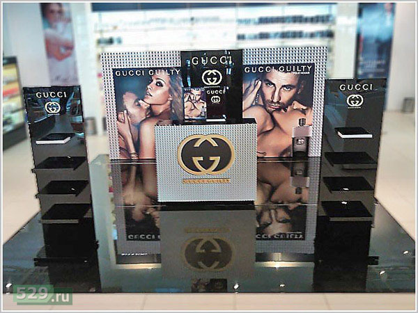 Рекламная инсталляция в интерьере бутика